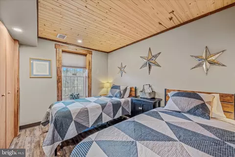 Bedroom - 1636 Eckerd Ln, Berkeley Springs, WV 25411 photo 7 of 10