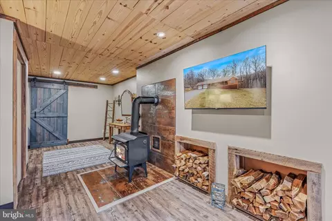 Entry Way - 1636 Eckerd Ln, Berkeley Springs, WV 25411 photo 3 of 5