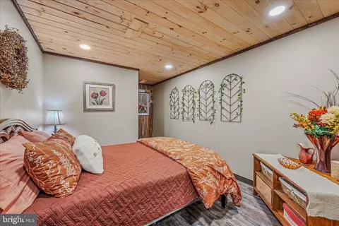 Bedroom - 1636 Eckerd Ln, Berkeley Springs, WV 25411 photo 9 of 10