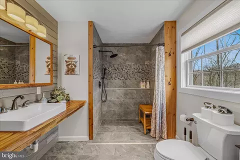 Bath - 1636 Eckerd Ln, Berkeley Springs, WV 25411 photo 2 of 5