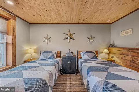 Bedroom - 1636 Eckerd Ln, Berkeley Springs, WV 25411 photo 6 of 10