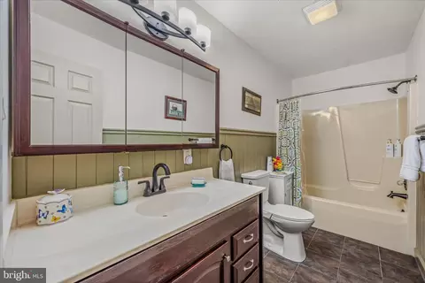 Bath - 1636 Eckerd Ln, Berkeley Springs, WV 25411 photo 3 of 5