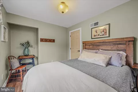 Bedroom - 1636 Eckerd Ln, Berkeley Springs, WV 25411 photo 5 of 10
