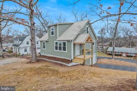 15 Hilltop St, Berkeley Springs, WV 25411