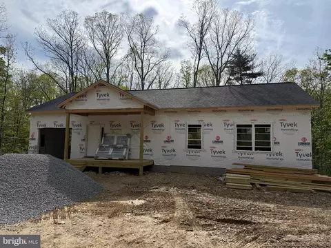 523 Oak Hill Rd, Berkeley Springs, WV 25411