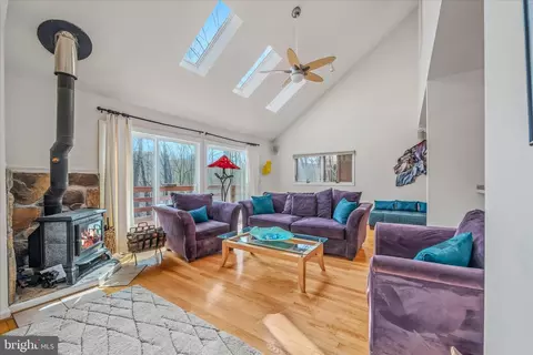 Living - 139 Cardinal Ln, Berkeley Springs, WV 25411 photo 3 of 5