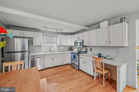 Kitchen - 139 Cardinal Ln, Berkeley Springs, WV 25411 photo 2 of 3