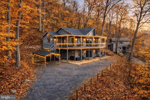 579 Bobcat Dr, Berkeley Springs, WV 25411