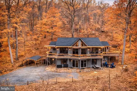 579 Bobcat Dr, Berkeley Springs, WV 25411