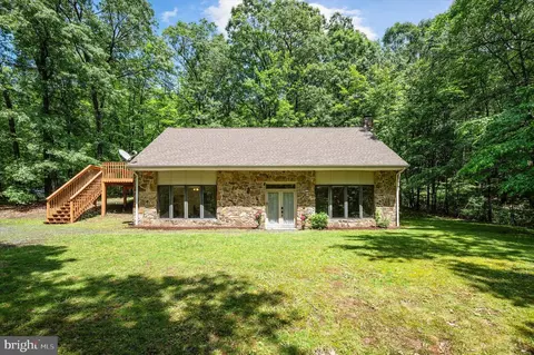 734 Log Cabin Ln, Berkeley Springs, WV 25411