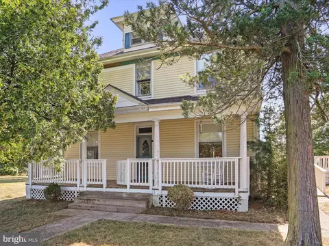 1048 Fairview Dr, Berkeley Springs, WV 25411