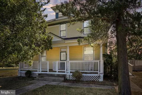 1048 Fairview Dr, Berkeley Springs, WV 25411