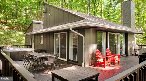 18 Bobcat Ct, Berkeley Springs, WV 25411
