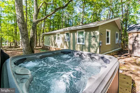 238 Ponds Ct, Berkeley Springs, WV 25411