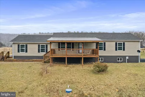 35 Waterstone Ln, Berkeley Springs, WV 25411