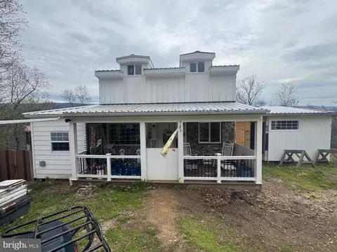 1821 Bears Lope Ln, Great Cacapon, WV 25422