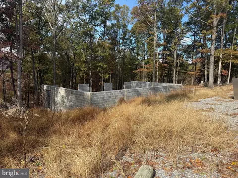 4272 Timber Ridge Rd, Berkeley Springs, WV 25411