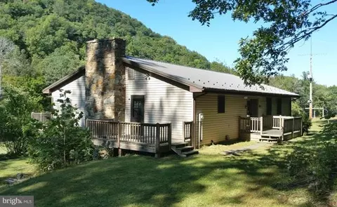 250 Peanut Pl, Great Cacapon, WV 25422