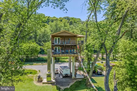 900 Joshua Ln, Berkeley Springs, WV 25411