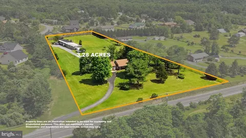 9581 Valley Rd, Berkeley Springs, WV 25411