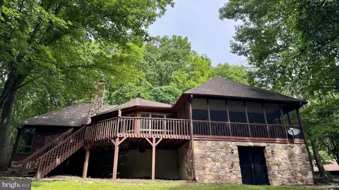355 Sandstone Ln, Berkeley Springs, WV 25411