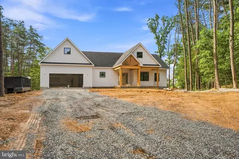 8 Chase Lane, Berkeley Springs, WV 25411