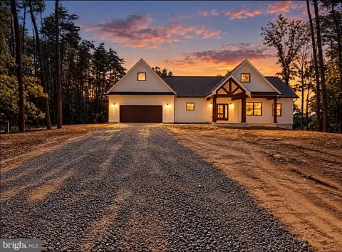 8 Chase Lane, Berkeley Springs, WV 25411