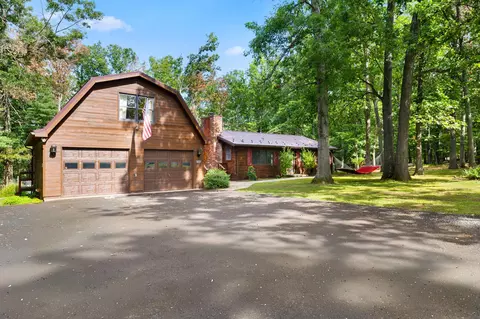 422 Clearfield Dr, Berkeley Springs, WV 25411