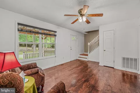 Living - 37 Paynes Ln, Berkeley Springs, WV 25411 photo 2 of 3