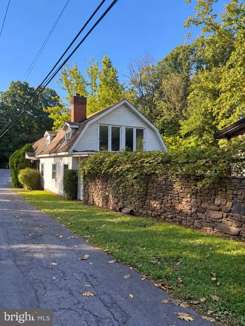 41 Orchard Ln, Paw Paw, WV 25434