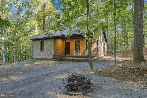 389 Rockview Ln, Great Cacapon, WV 25422