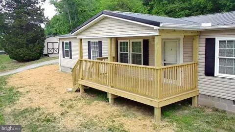 54 Angel Ln, Gallipolis Ferry, WV 25515