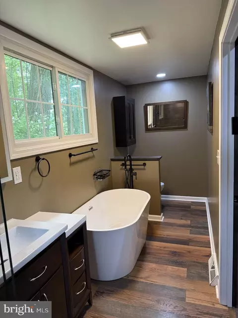 Bath - 32 Fairfax Dr, Wheeling, WV 26003 photo 1 of 4