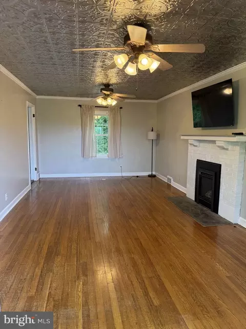 Living - 32 Fairfax Dr, Wheeling, WV 26003 photo 2 of 2