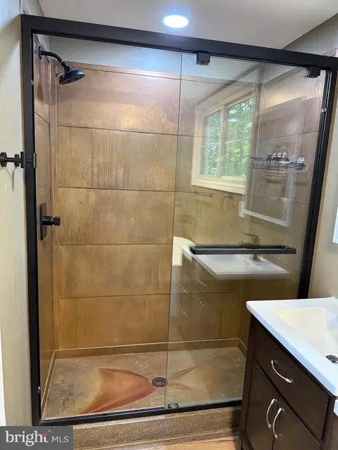Bath - 32 Fairfax Dr, Wheeling, WV 26003 photo 3 of 4