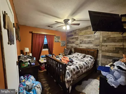 Bedroom - 105 Pine Ave, Wheeling, WV 26003 photo 5 of 7