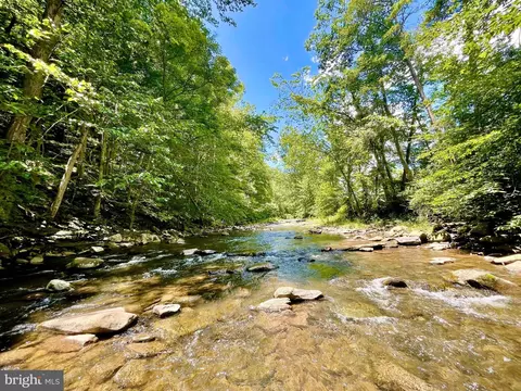 2766 Allegheny Dr, Seneca Rocks, WV 26884
