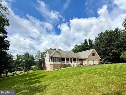 137 Elm St, Franklin, WV 26807