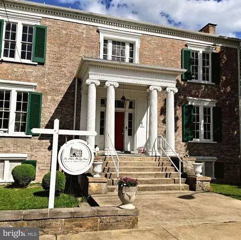 17 S Main St, Franklin, WV 26807