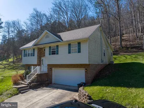 107 Josephs Xing, Eleanor, WV 25070