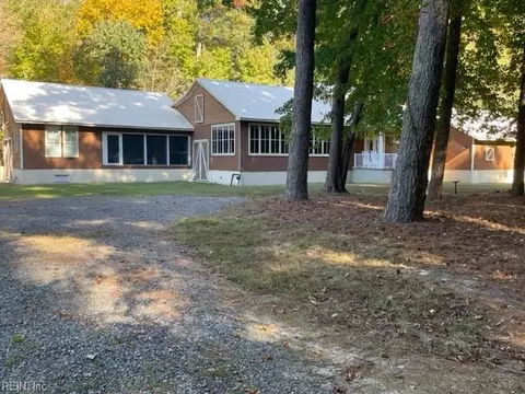 173 Lillys Neck Rd, Moon, VA 23119