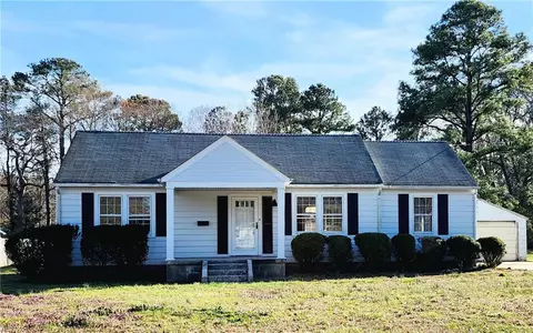 6 Lyliston Ln, Newport News, VA 23601