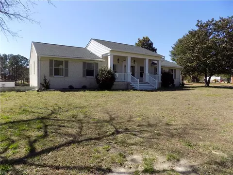 19590 Oliver Dr, Smithfield, VA 23430