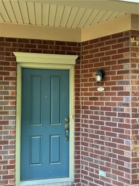 308 Holyoke Ln, Chesapeake, VA 23320