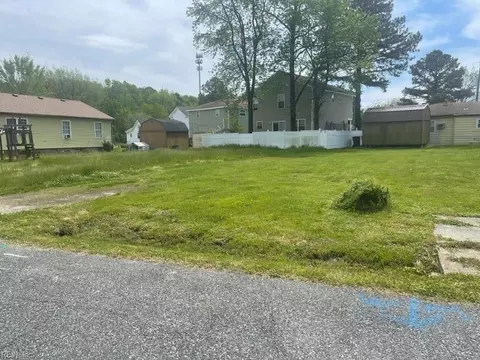 1721 Faulk St, Chesapeake, VA 23323