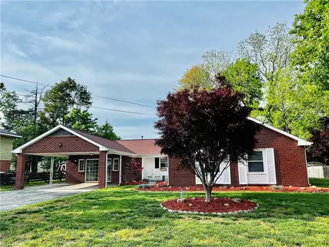 10 Raymond Dr, Hampton, VA 23666