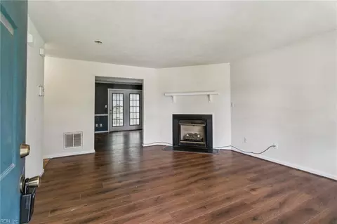 Living - 888 Ingleside Rd, Norfolk, VA 23502 photo 2 of 5