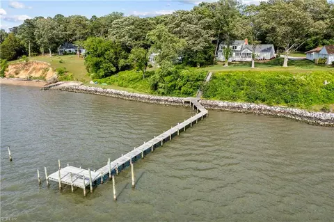 7240 Fraser Rd, Gloucester Point, VA 23062