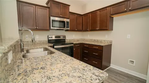 Entry Way - 110 Fishers Ct, Hampton, VA 23666 photo 1 of 9