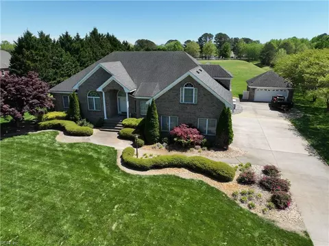 2113 Hickory Forest Dr, Chesapeake, VA 23322